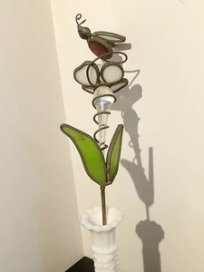 Handgefertigter Buntglas Blumen & fliegende Insekten Gartenpfahl - Bild 1 von 8