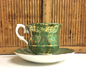 Taza y platillo con patas Crown Staffordshire / verde y dorado Chintz floral / Inglaterra - Imagen 1 de 5