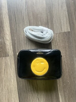 •Bolso bandolera Anya Hindmarch cara sonriente charol negro Foto 1 de 4