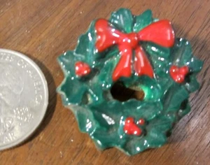 Molded Plastic Ribbon Wreath Christmas Lapel Pin Green Holly Red Berry Button - Picture 1 of 3