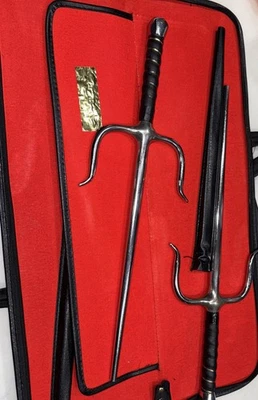 Пара обернутых ручек Sai для боевых искусств каратэ бывшие в употреблении в футляре по векам - Изображение 1 из 4