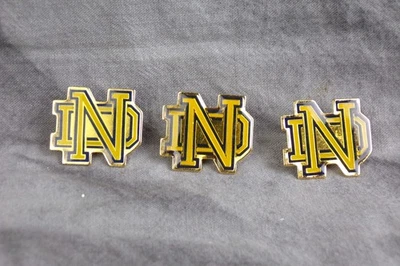 Pin de solapa con monograma Notre Dame ND esmalte de latón Foto 1 de 3