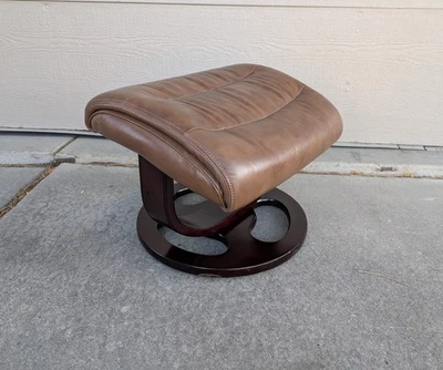 Reposapiés otomano Lane Furniture de cuero marrón inclinado en ángulo moderno de mediados de siglo Foto 1 de 4