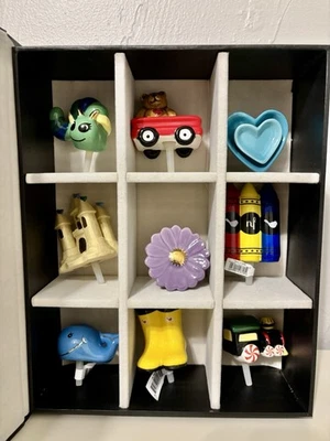 Juego de 9 mini dijes y caja de almacenamiento Nora Fleming St. Jude’s Foto 1 de 4