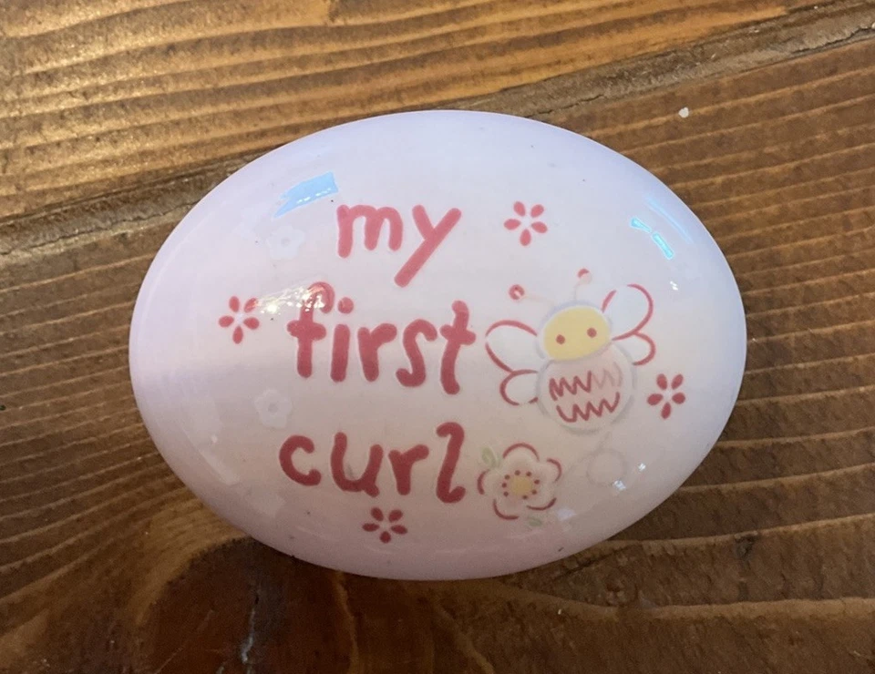 "My First Curl"" розовая овальная керамическая сувенирная коробка для безделушек" - Изображение 1 из 4