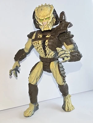 1996 Kenner Predator No Accessories Hasbro Kaybee Toys Exclusive loose figure - Image 1 of 4