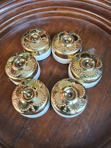 Antico Ricerca Set Di 6 Vecchio Placcato Ottone E Ceramica Interruttore 1 Way - Foto 1 di 12