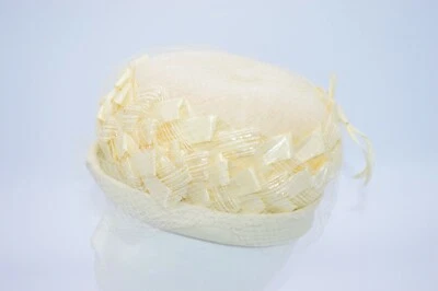 Sombrero de mujer marfil años 50 con red con adorno de pájaro de plumas Foto 1 de 4