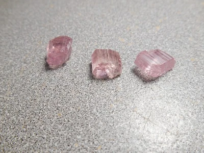 Turmalina facetada áspera. 3 uds. bebé rosa. 10,5 cts. limpio.. Afganistán. Foto 1 de 2