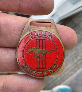 Vintage Ford Mustang Key Fob Keyring motor Car Motoring Auto Enamel Badge - Imagen 1 de 7