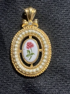 Vintage Golden Flower Pendant by Avon - Picture 1 of 4