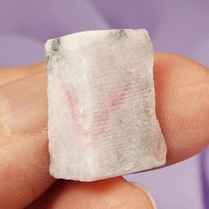 Muy rara pequeña pieza natural Tugtupite ""Aprende a amarte a ti mismo"" 3,2 g SN53686 - Imagen 1 de 4