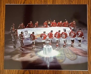 CHICAGO BLACKHAWKS 2010 STANLEY CUP 8x10 BANNER RAISING TEAM PHOTO - Picture 1 of 1
