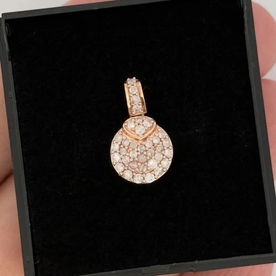 Colgante con racimo de diamantes de oro rosa de 9 quilates con sello Foto 1 de 4