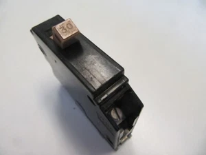 Cutler Hammer Circuit Breaker CH130 1 Pole 30 Amp Metal Foot Half Notch - Picture 1 of 4