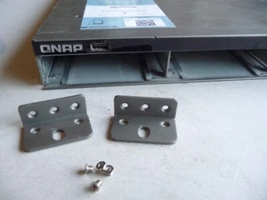 AU SELLER  QNAP RACKMOUNT EARS + SCREW SET, OFF A  2009 UNIT - WILL SUIT OTHERS - Afbeelding 1 van 2