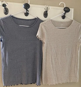 GAP Damen Kurzarm Feder T-Shirts, Farben: Blau und Braun, 2, Neu ohne Etikett - Bild 1 von 16