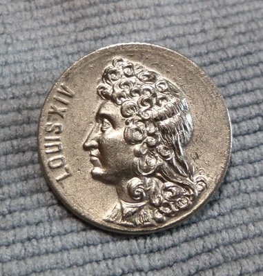 Vintage Antique Metal Picture Button LOUIS XIV - Image 1 of 4