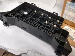 4687519 NOS MOPAR OEM BLOCK FUSE 4687528 fits CARAVAN VOYAGER T&C 91-95 - Picture 1 of 4