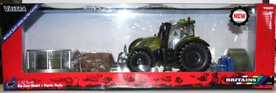 BRITAINS 1:32 TRATTORE DIE CAST VALTRA PLAYSET TRATTORE VERDE OLIVA  ART 43323 - Immagine 1 di 2