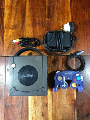 Console Nintendo GAMECUBE indigo Completo di cavi e controller originale - Immagine 1 di 4