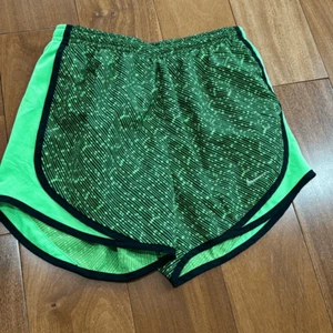 Nike Dri Fit Running Sport Shorts neongrün & schwarz gefüttert Kordelzug Gr. XS - Bild 1 von 8
