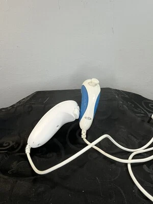 Intec Wired Nunchuck Controller For Nintendo Wii White & Blue & White See Photos - Image 1 of 3