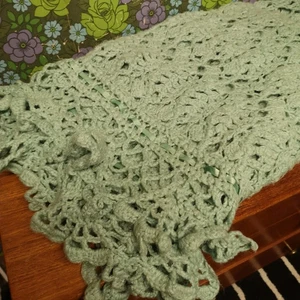 Pretty Knitted Green Frill Single Blanket Bedspread Throw - Picture 1 of 10