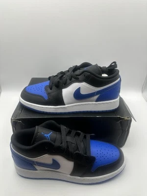 Nuevo Nike Air Jordan 1 Low SE Game Royal Negro Blanco 4.5 YT 553558-140 Caja Dañada Foto 1 de 4