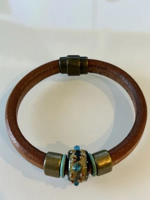 Pulsera de cuero hecha a mano con cierre magnético de latón y cuentas de vidrio - 7,75”, 23 g Foto 1 de 4