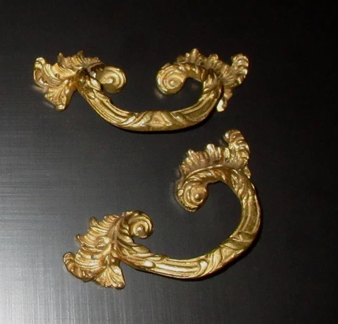 (Pr) Vtg EUROPEAN CABINET DRAWER PULLS / DOOR HANDLES
- ORNATE GOLD ORMOLU- NOS Cover