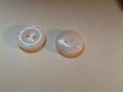 10 NUEVO 1 1/8 PULGADAS BLANCO NUBLADO BORDE ANGULAR CÓNCAVO 2 AGUJEROS PERLA ACABADO GLO BOTÓN Foto 1 de 3