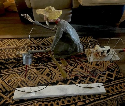 Divertida escultura artística forastera folclórica de ciclista de A.G. Cap-Muy grande Foto 1 de 4