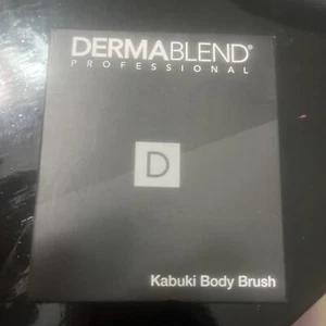 Dermablend Kabuki Body Brush - Picture 1 of 2