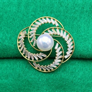 Vintage 60er / 70er Jahre Swirl Design, rechteckiger Schliff Strass und Kunstperlen - Bild 1 von 2