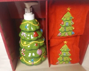 NEU Weihnachtsdorf Quadrat 8" Lotion Pumpe mit 2 Fingerspitzen Handtücher 3 Stück Set 2006 - Bild 1 von 10