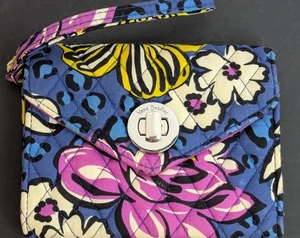 Cartera acolchada Vera Bradley con cierre giratorio violeta africano correa de muñeca - Imagen 1 de 4