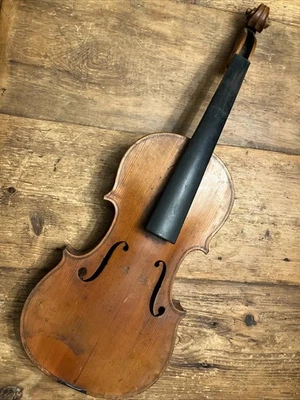 Violín vintage de 4/4 (o 7/8) con una parte posterior bellamente flameada fabricación desconocida Foto 1 de 4