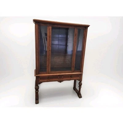 Cabaña frontal de nogal, vidrio hecha en 1910-1930. Foto 1 de 4