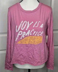T-shirt manica lunga Anthropologie nuova con etichetta Joy Is A Practice stampa grafica taglia XS rosa - Foto 1 di 10