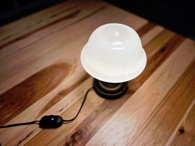 Antigua luz de casa escolar con pantalla de globo blanca leche convertida en lámpara de mesa Foto 1 de 4