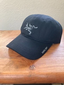 Arc’teryx Trucker Snapback Adjustable Cap Hat Arcteryx Gray and Black - Bild 1 von 2