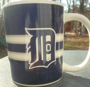 TAZA DE CAFÉ MLB TIGRES DETROIT 11 OZ CERÁMICA BLANCA CON LOGOTIPO GRANDE PEQUEÑO - Imagen 1 de 2