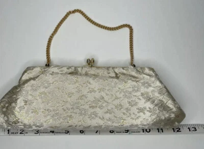 Cartera de noche o boda vintage de brocado de rayón blanco y dorado años 60 usada en excelente estado Foto 1 de 4