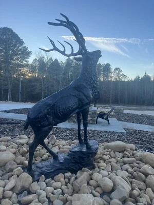 Estatua/escultura de aluminio de alce en la roca para decoración de exteriores (orientada hacia adelante) Foto 1 de 3