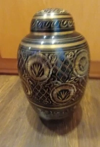 Golden Funeral Cremation Urn - Hand Etched in Brass - Bild 1 von 6