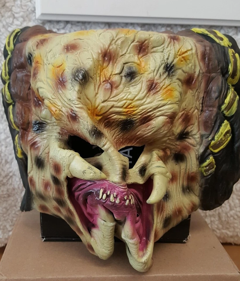 ALIEN VS PREDATOR FACE MASK  20TH CENTURY FOX Halloween Adult - 2007 Latex  - Image 1 of 4