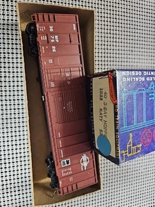 Roundhouse Products Mo Pac 367526 Box Car Mismatched Box, Assembled - Picture 1 of 10