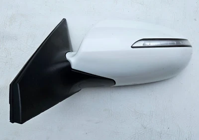 10 - 16 Kia Sportage Driver Side Mirror With Turn Signal White UD 7 Pins - Image 1 of 4