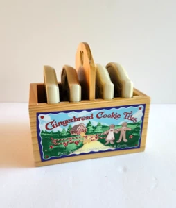 Hill Designs Lebkuchen Keksfliesen 4-teilig Keramikform Set 2000 mit Halter - Bild 1 von 12